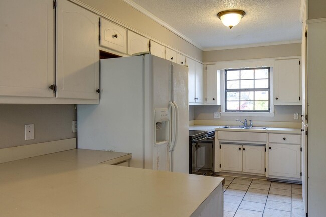 Building Photo - Spacious Living In the Heart of Hendersonv...