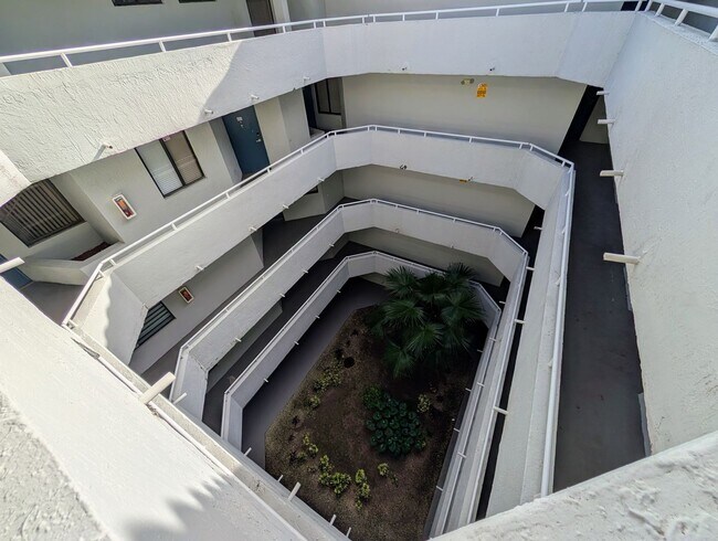 Foto del edificio - Spacious 2BR/1BA Residence – Great Kendall Location