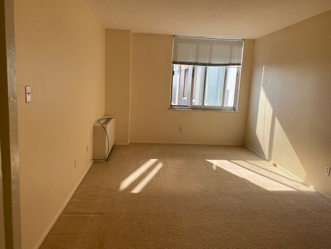 Foto del edificio - 12900 Lake Ave