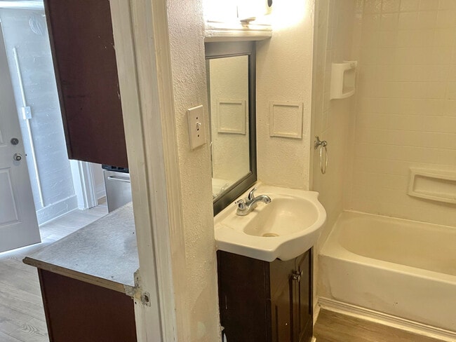 Building Photo - 603 8th St