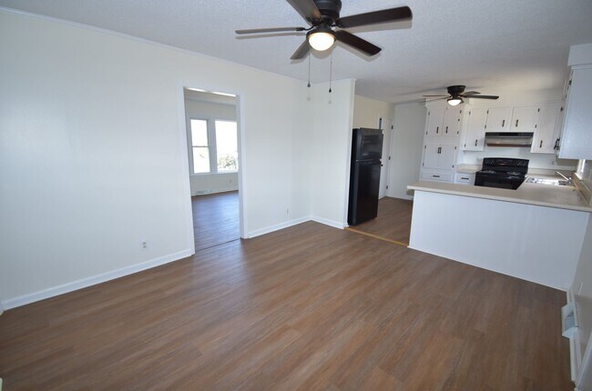 Foto del edificio - 3 Bedroom 1 1/2 Bath Pet Friendly Home For...