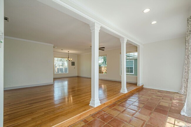 Building Photo - GORGEOUS 4-BEDROOM HOME IN TERRELL HEIGHTS