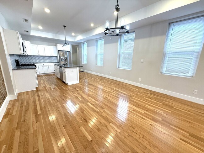 Building Photo - Large 4 Bedroom 4 Bath Charming home