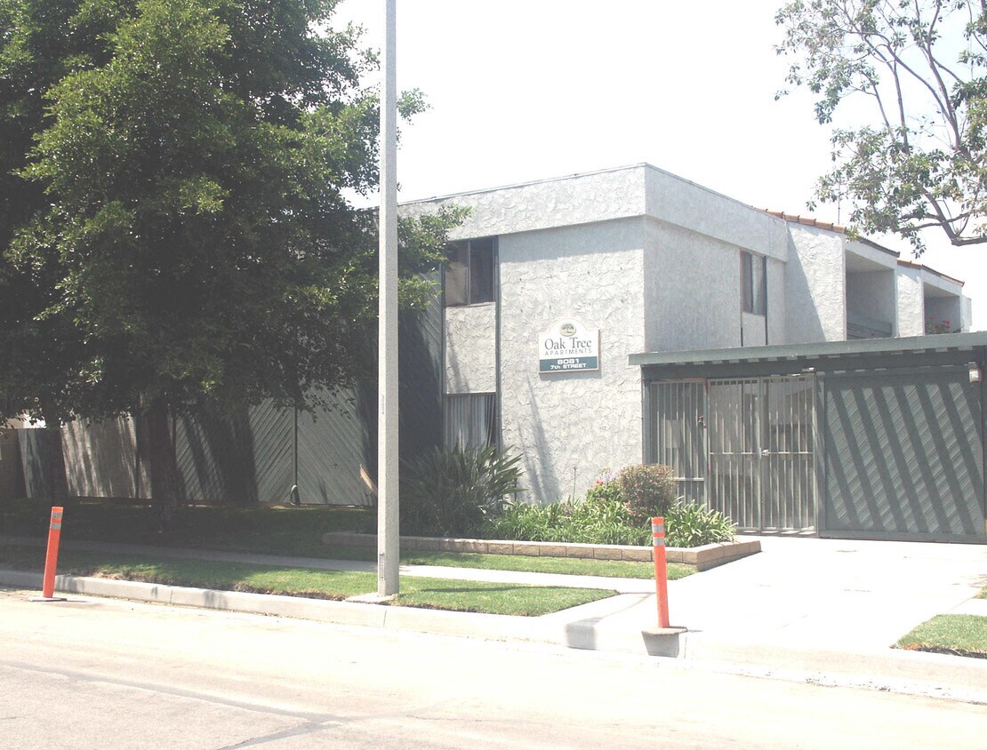 Foto del edificio - Oaktree Apartments