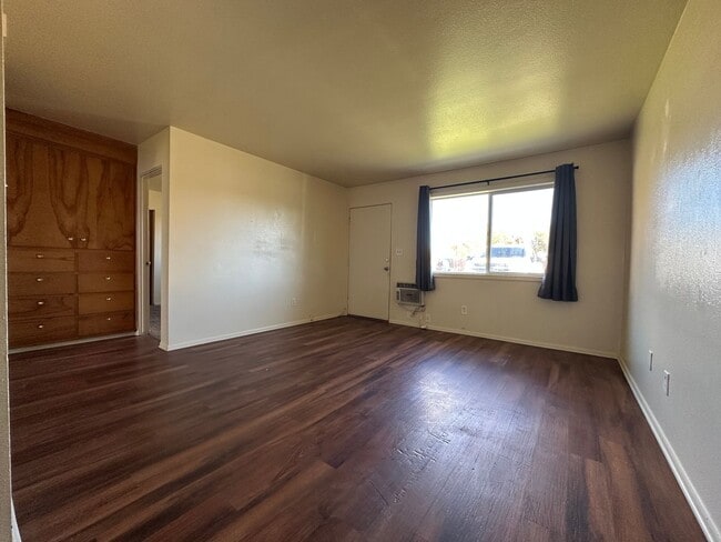 Building Photo - 903 W Delaware Ave