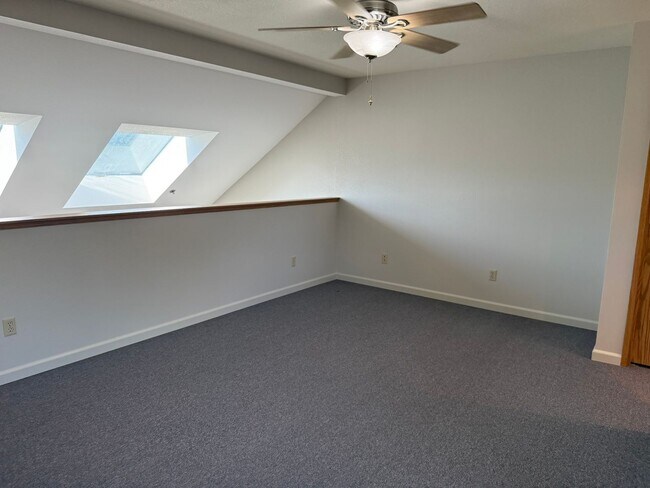 Building Photo - 2 Bed, 2 Bath Upper Level Condo