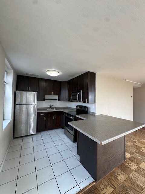 Foto del edificio - 1121 N Waverly Pl