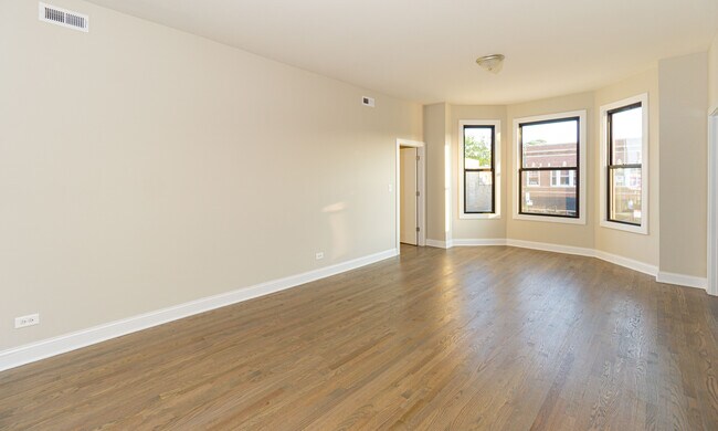 Foto del edificio - 3405 W Fullerton Ave