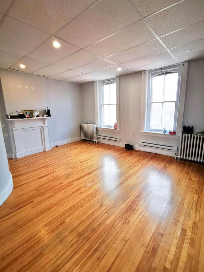 Photo du bâtiment - Spacious 3-Bedroom Apartment in Uptown Sai...