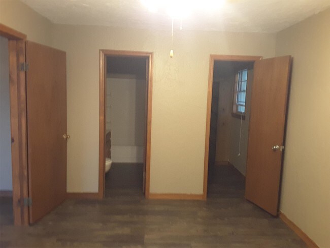 Building Photo - 503 E Walnut Ave