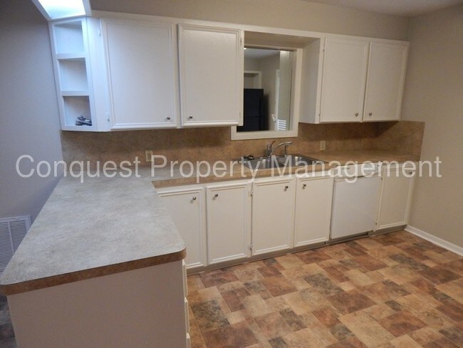 Building Photo - Spacious 3 Bedroom Farm House with Acreage