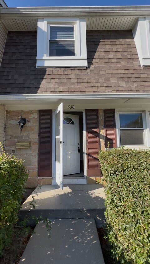 Primary Photo - 936 Cardiff Ct