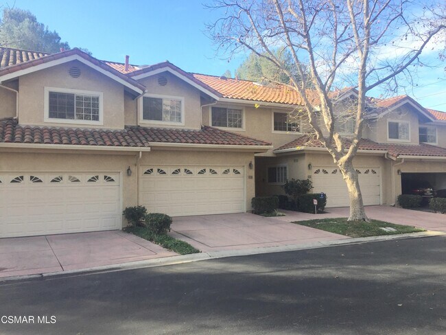 Foto del edificio - 3087 E Hillcrest Dr