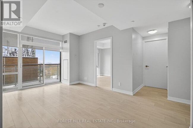 Photo du bâtiment - 223 St Clair Ave W