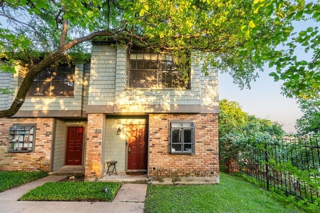 Building Photo - 7122 Wood Hollow Dr