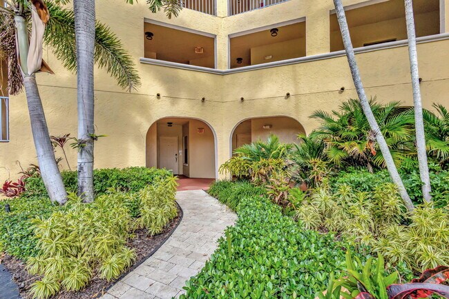 Building Photo - 300 Uno Lago Dr