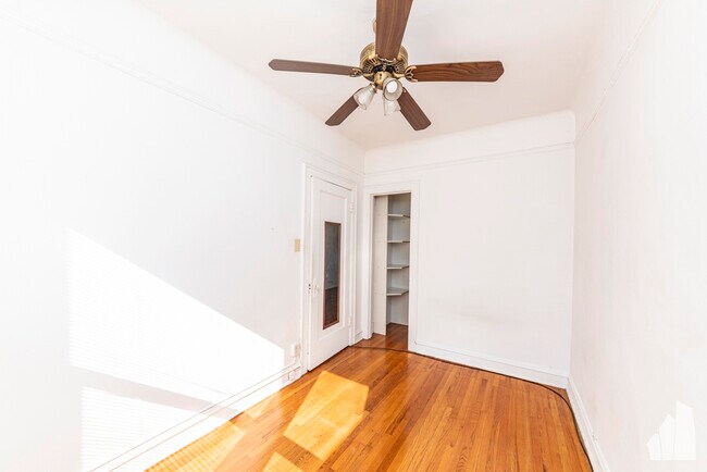 Foto del edificio - 5704 S Harper Ave