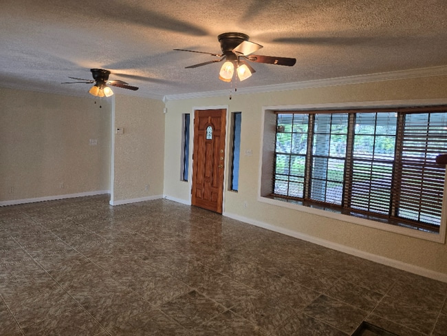 Building Photo - 425 Eldon Dr
