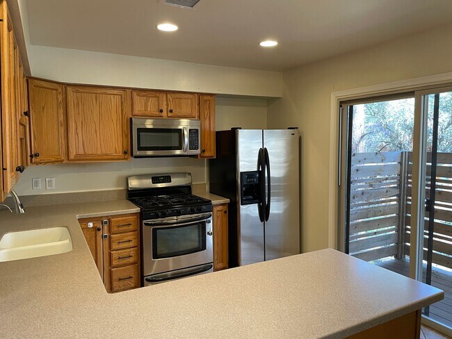 Building Photo - APPLY NOW - 1120 Oak Ln