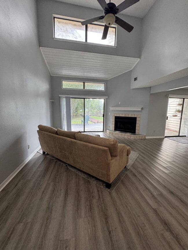 Building Photo - 2 bedroom 2.5 bath townhome with private d...