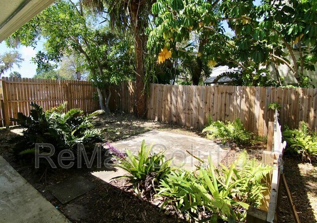 Foto del edificio - 1836 Pineapple Ave