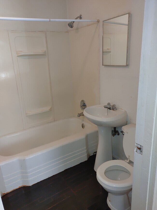 BATH ROOM - 2611 Milby St