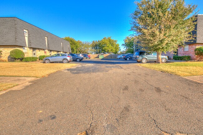 Building Photo - 1213 Lakecrest Dr