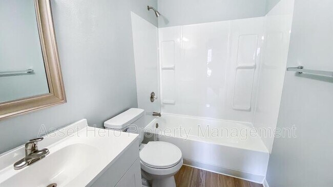 Building Photo - 1001 Summer Ct Cir