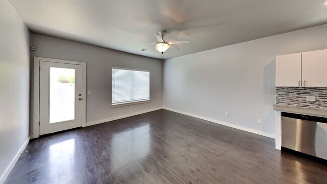 Foto del edificio - Very Nice 4 bedroom 2.5 bath home with a b...
