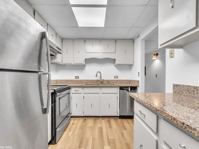 Building Photo - 3856 S Parkway Dr