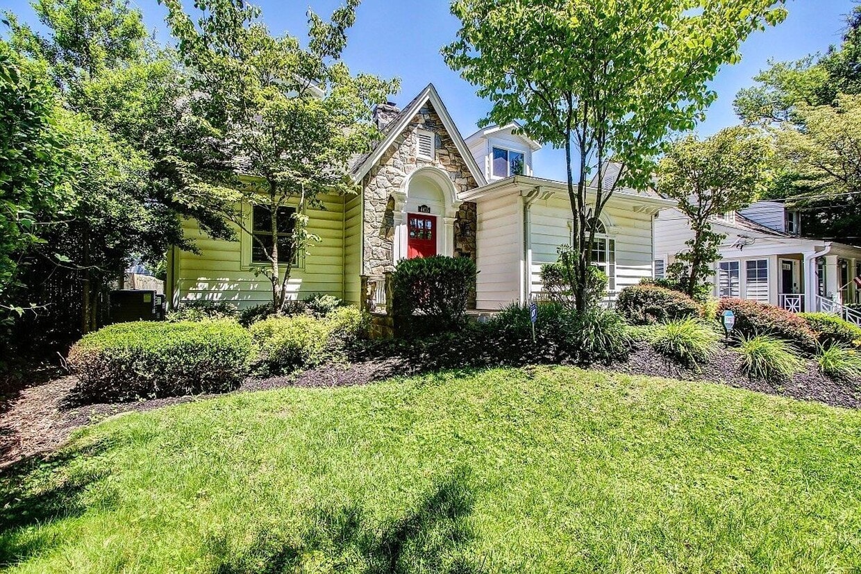 Gorgeous 5 BED + 3.5 Ba in Main House, 1 + 1 in BSMT, 1 + 1 above garage in the Heart of Downtow... - Gorgeous 5 BED + 3.5 Ba in Main House, 1 + 1 in BSMT, 1 + 1 above garage in the Heart of Downtow...