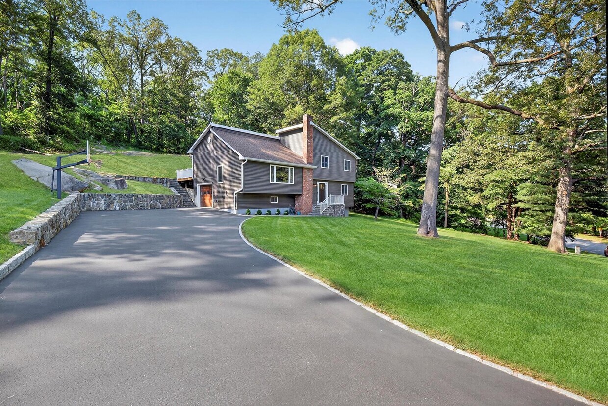 Primary Photo - 28 Dirubbo Dr