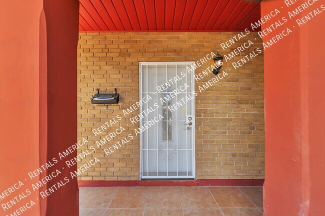 Building Photo - 2250 E La Mirada St