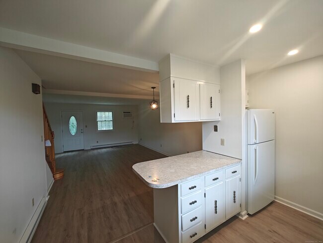 Building Photo - 18 Broadview Heights