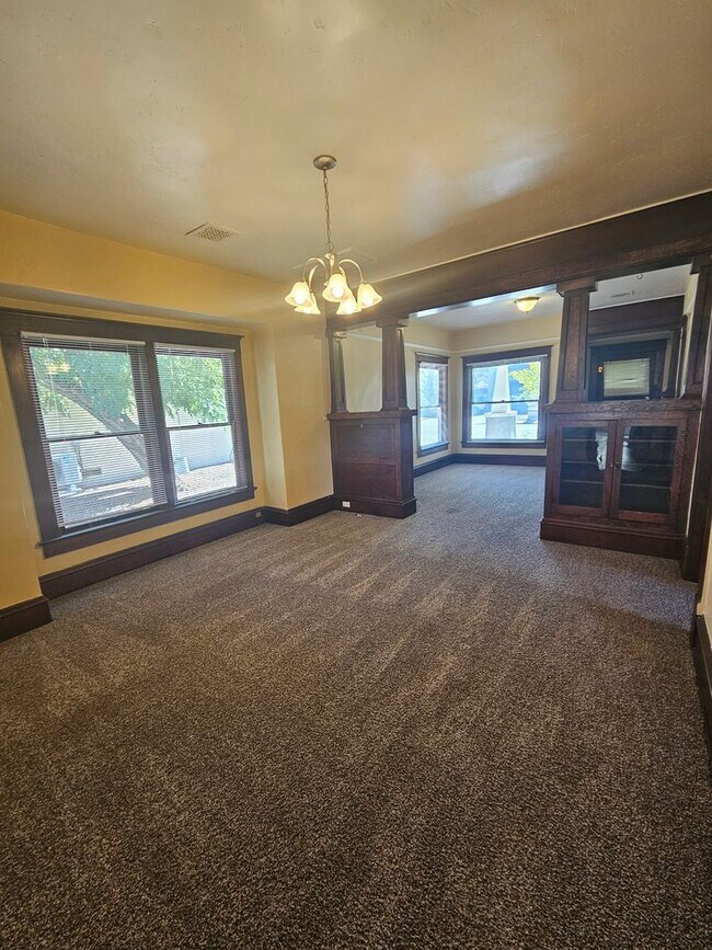 Foto del edificio - Charming 2 Bedroom with Bonus/Laundry Room