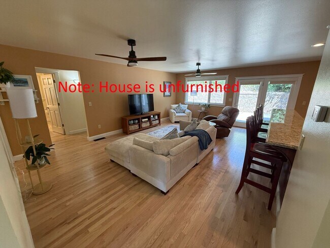 Foto del edificio - 3 Bed 2 Bath Large Beautiful Home
