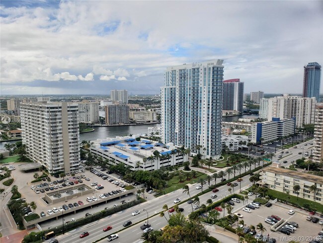 Foto del edificio - THE HEMISPHERES CONDO