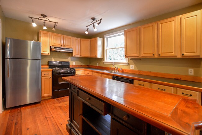 Building Photo - Downtown Charleston Home! - Reduced Price