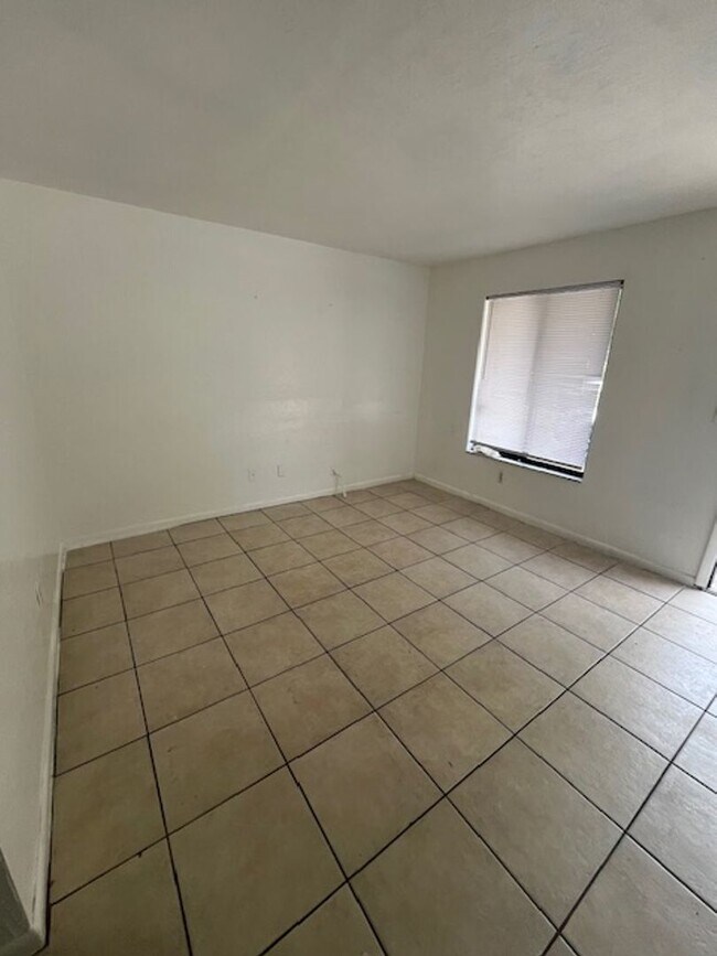 Building Photo - 2-bedroom, 1-bathroom home 6 minutes from UF!