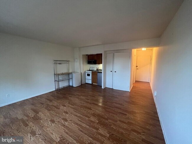 Foto del edificio - 1801 Clydesdale Pl NW