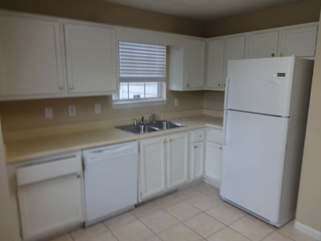 Building Photo - 176 Summer Lake Dr SW