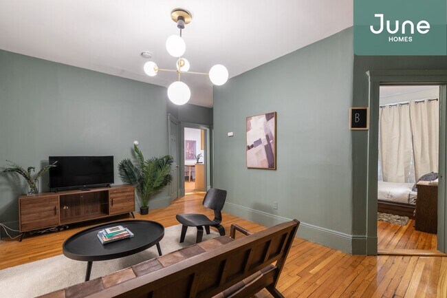 Building Photo - ROOM ONLY in 4-bed/1.0-bath Home