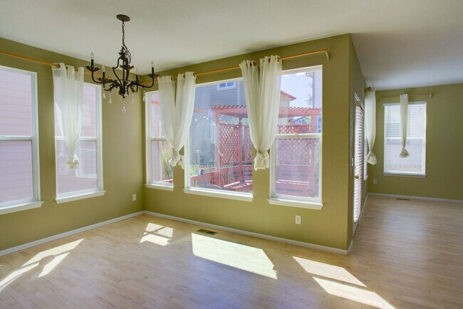 Foto del edificio - Spacious 4-Bedroom Home in Prime Littleton...