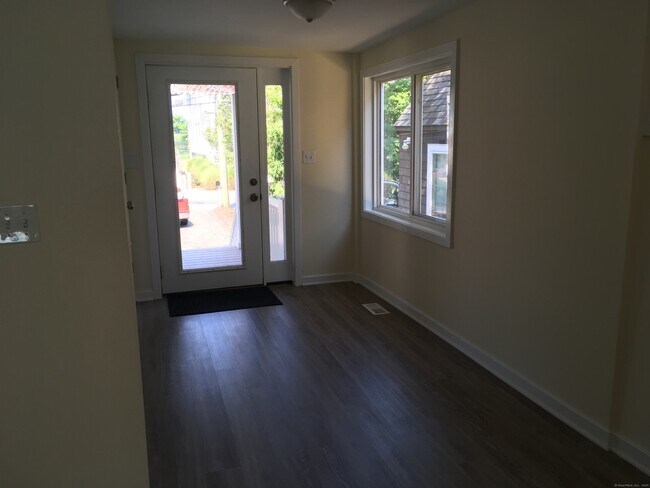 Foto del edificio - 989 Fairfield Beach Rd