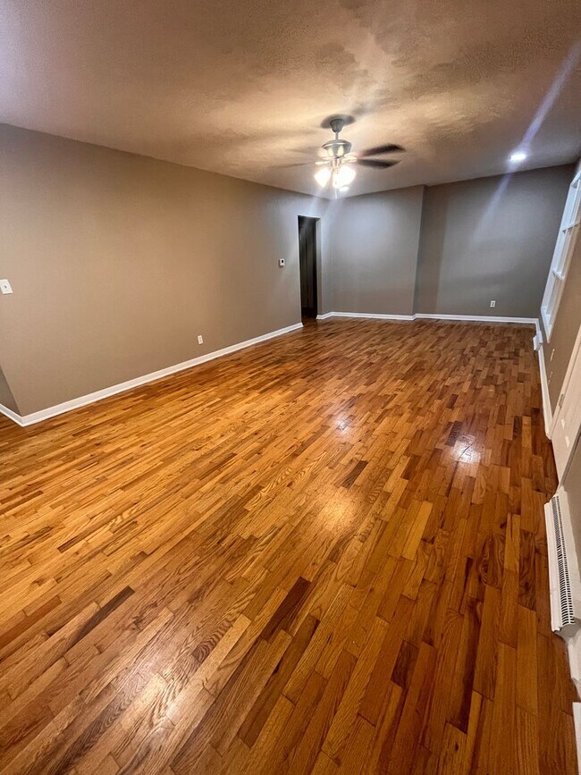 Building Photo - 3 bedroom 2 bathroom located near MSU
