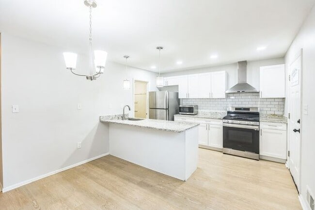Building Photo - 5170 Clacton Ave