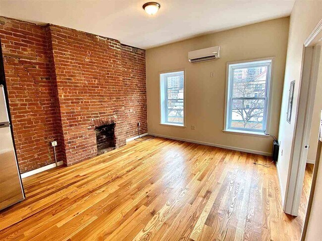 Building Photo - 149 Grand St