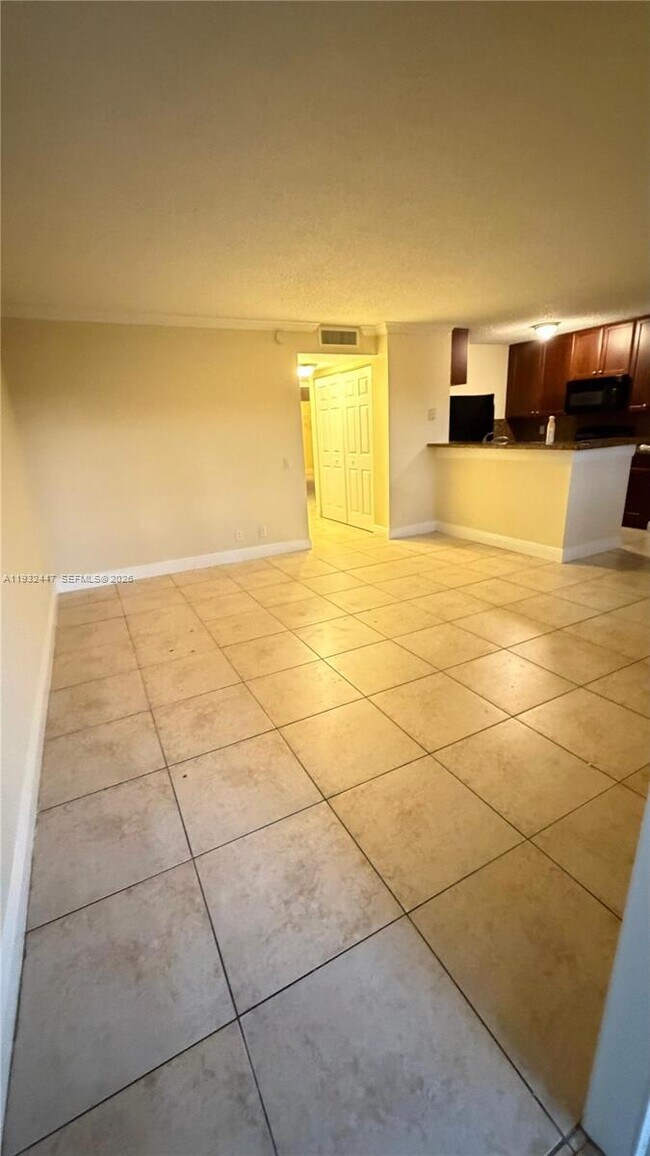 Foto del edificio - 711 Forest Club Dr