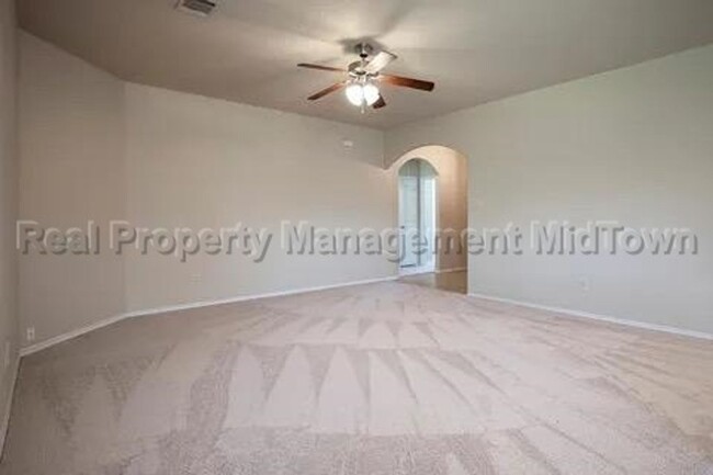 Building Photo - Charming Newer Home Master-planned communi...