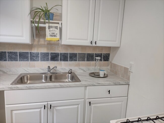 Kitchen - 202 N Florence St